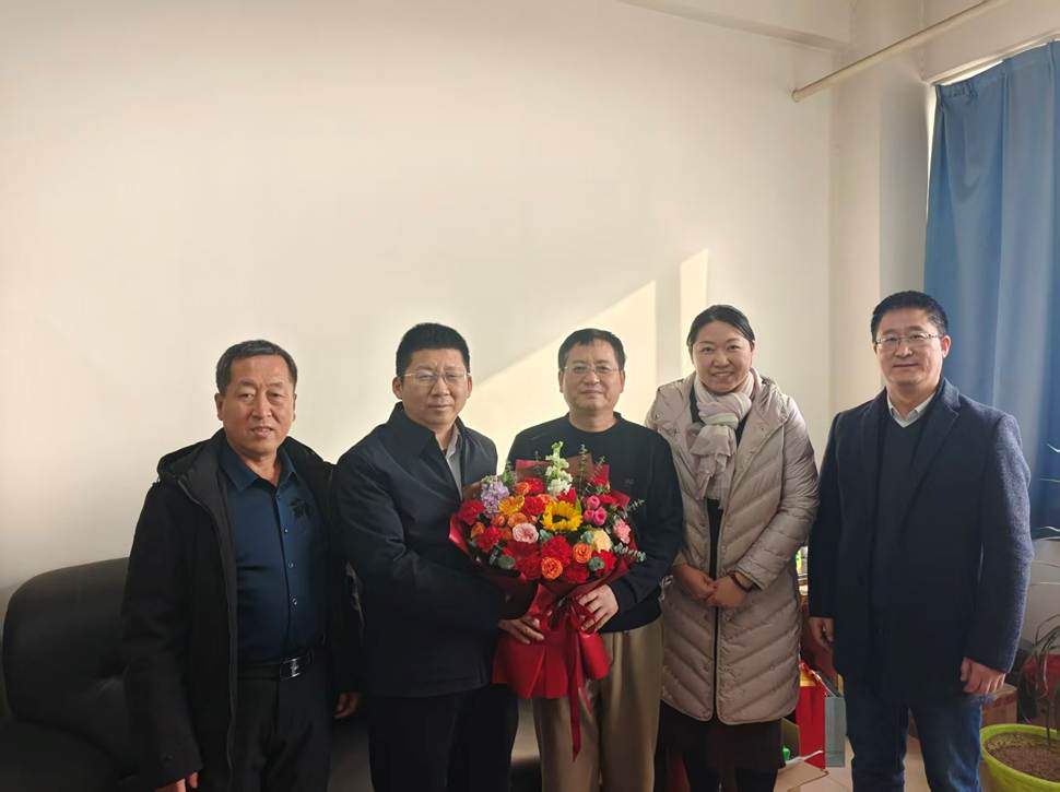 人们站在一起合影的一群人 AI 生成的内容可能不正确。